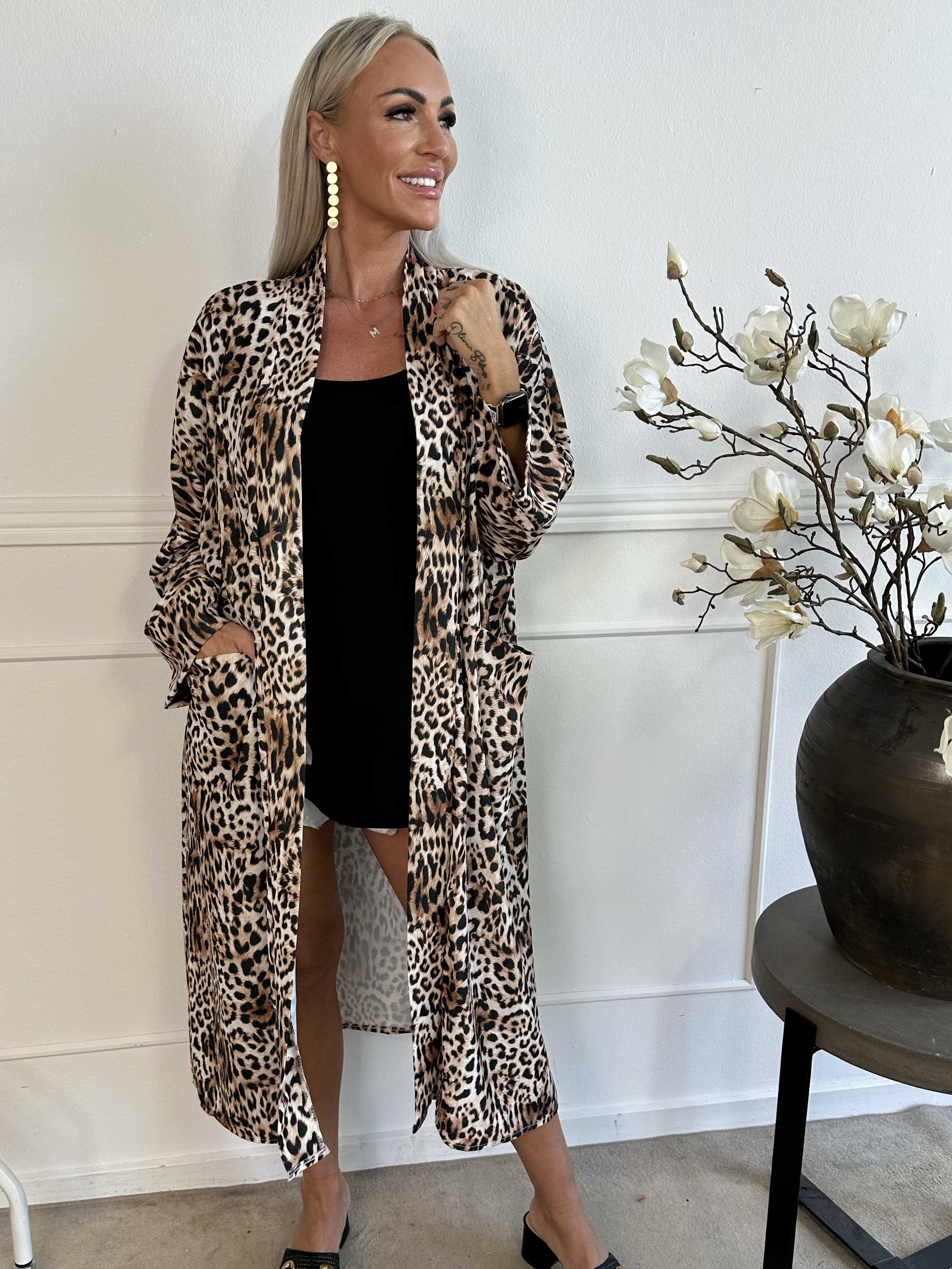Annah Light Leo - Oversized sommarjacka med tydliga sömmar och fickor